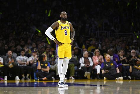 Los Angeles Lakers at Golden State Warriors odds, picks & predictions.